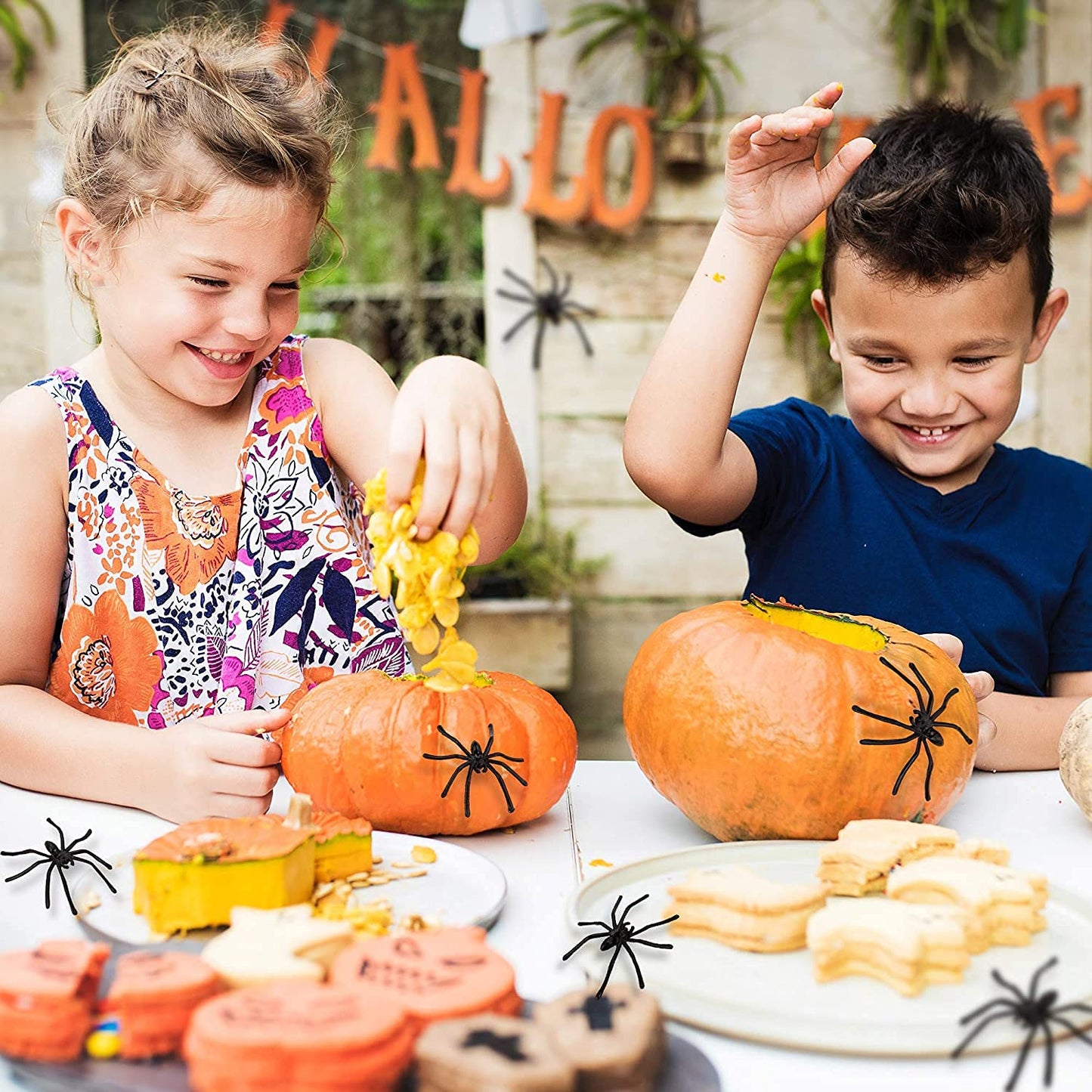 obqo 100 Pieces Halloween Spooky Black Plastic Spiders for Halloween Party Decorations, Prank Realistic Scary Spiders Toy for Kids Party Decorations